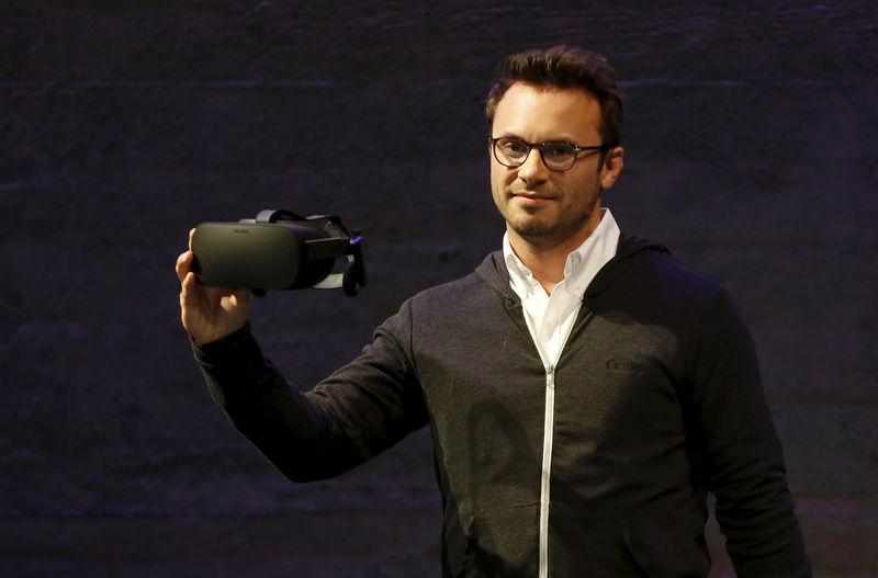© Reuters. Oculus CEO Brendan Iribe displays a virtual reality headset during an event in San Francisco, California