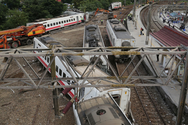 © Reuters. Trem que descarrilou em Yilan, em Taiwan