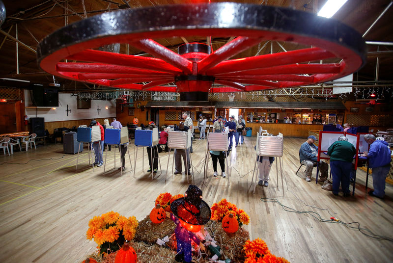 © Reuters. FILE PHOTO: Voters fill in their ballots at a polling place located in Shoaf's Wagon Wheel during the U.S. midterm elections in Salisbury