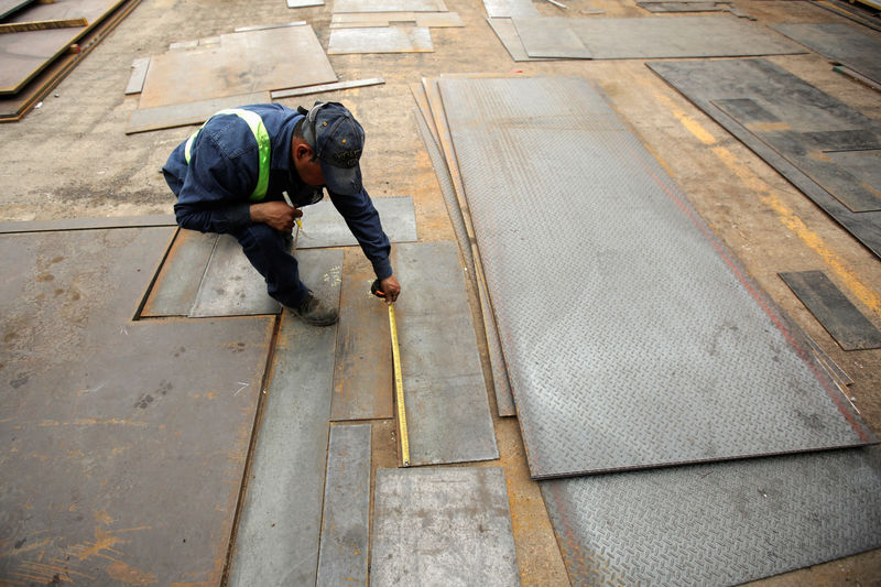 © Reuters. An employee measures steel plates at Kalisch Steel factory in Ciudad Juarez