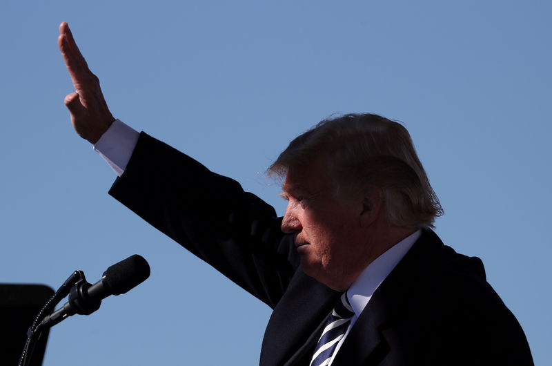 © Reuters. Presidente dos EUA, Donald Trump, cumprimenta público durante discurso em Nevada