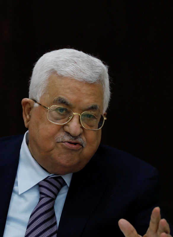 © Reuters. إسرائيل تفرج عن اثنين من مسؤولي السلطة الفلسطينية بعد اعتقالهما