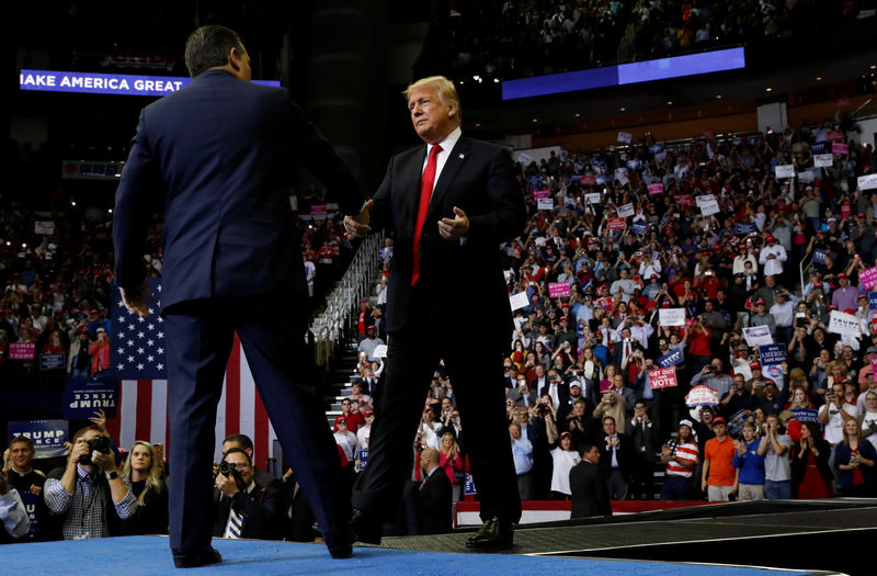 © Reuters. U.S. President Trump greets U.S. Senator Cruz (R-TX) at a campaign rally in Houston