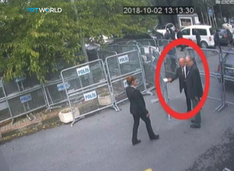 © Reuters. Una imagen fija tomada del video de CCTV y obtenida por TRT World pretende mostrar al periodista saudita Jamal Khashoggi, resaltado en un círculo rojo por la fuente, cuando llega al consulado de Arabia Saudita en Estambul