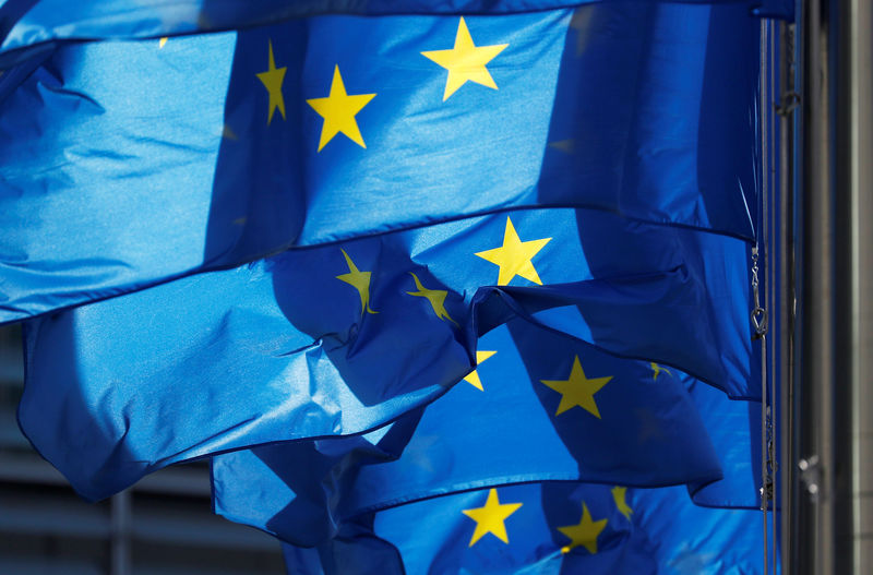 © Reuters. Banderas de la UE flamean fuera de las oficinas de la Comisión Europea en Bruselas