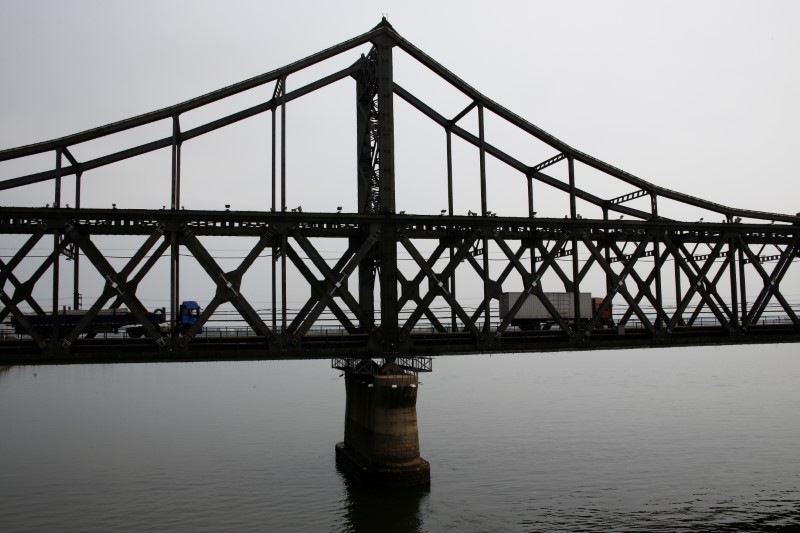 © Reuters. Trucks cross Friendship Bridge from China's Dandong, Liaoning province, to North Korea's Sinuiju
