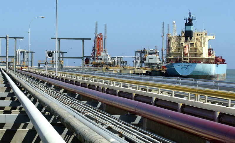 © Reuters. Нефтяной танкер на терминале НПЗ Jose в Венесуэле
