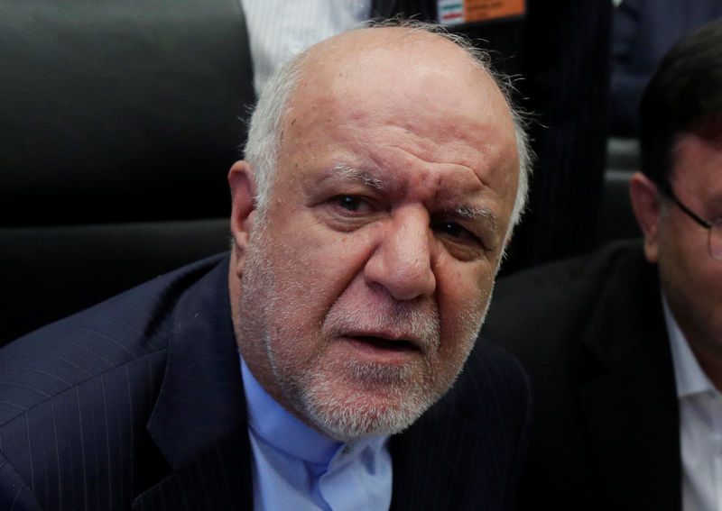 © Reuters. Iran's Oil Minister Zanganeh talks to journalists at the beginning of an OPEC meeting in Vienna
