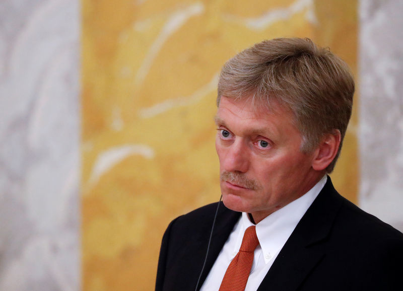 © Reuters. Пресс-секретарь Кремля Дмитрий Песков на пресс-конференции в Санкт-Петербурге