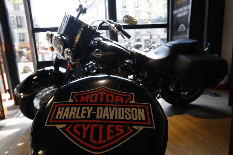 © Reuters. The logo of U.S. motorcycle company Harley-Davidson is seen on one of their models at a shop in Paris