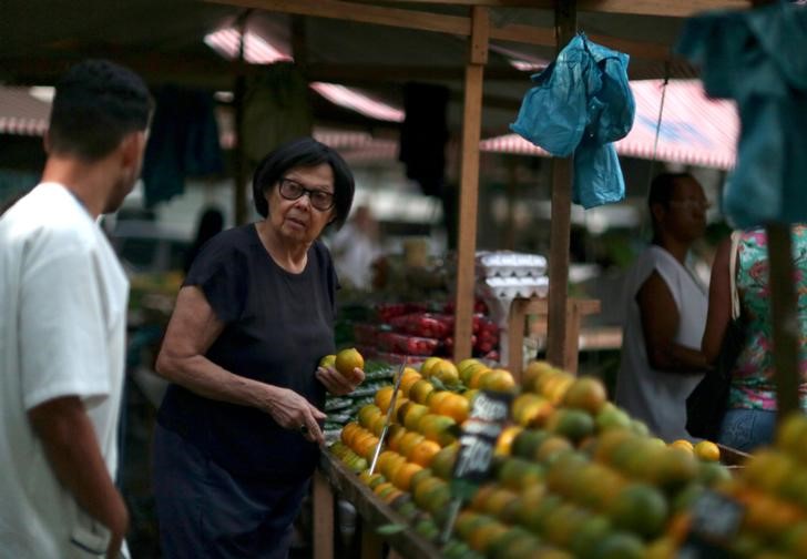 © Reuters. Mulher escolhe frutas em feira de rua no Rio de Janeiro