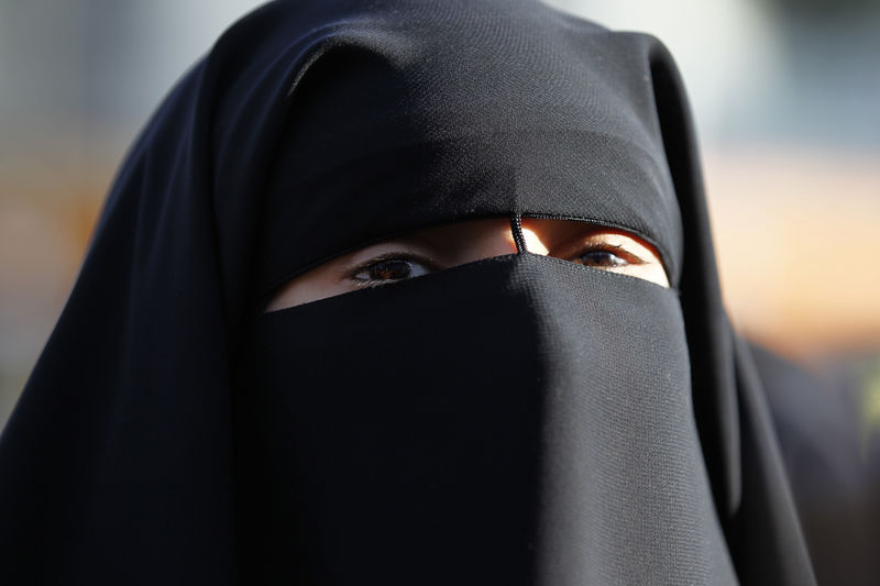 © Reuters. Mulher usa niqab apesar de proibição imposta pela França