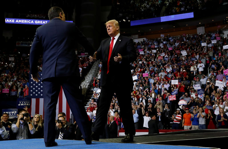 © Reuters. Presidente dos EUA, Donald Trump, e senador republicano Ted Cruz durante comício em Houston, no Texas