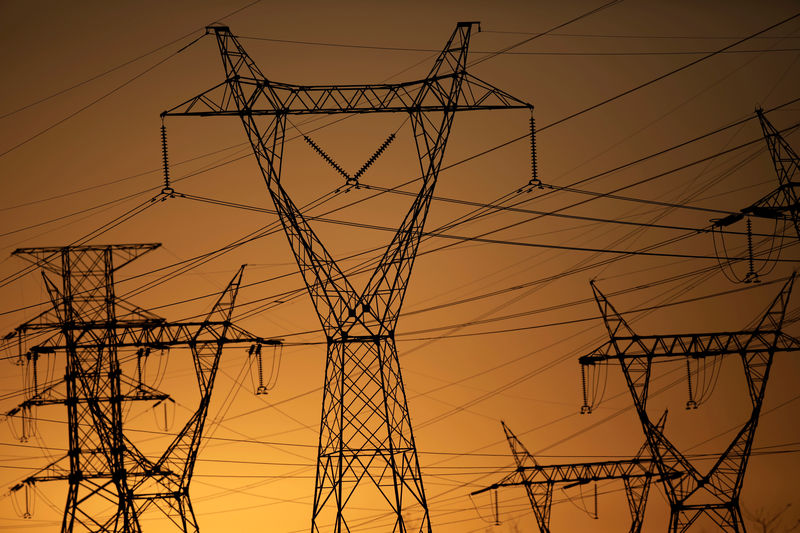 © Reuters. Torres de linhas de transmissão de energia