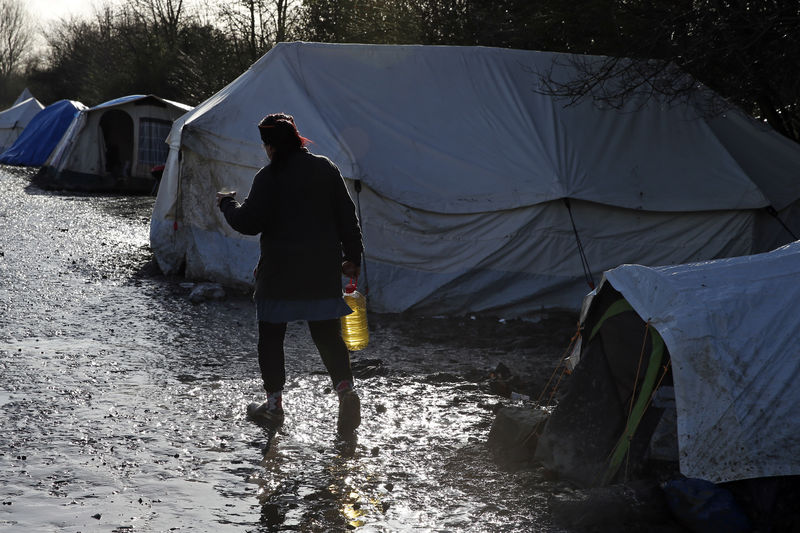 © Reuters. الشرطة الفرنسية تبدأ إخلاء مخيم دونكيرك للمهاجرين