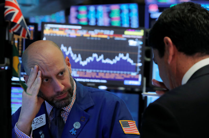 © Reuters. Operadores trabalham no pregão da New York Stock Exchange (NYSE) em Nova York