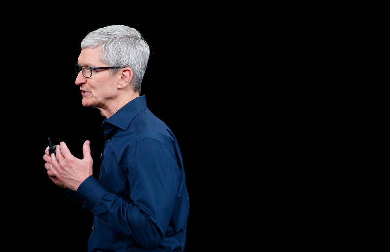 © Reuters. {{0|Tim Cook}}, presidente da Apple, fala durante lançamento de novos produtos em Cupertino