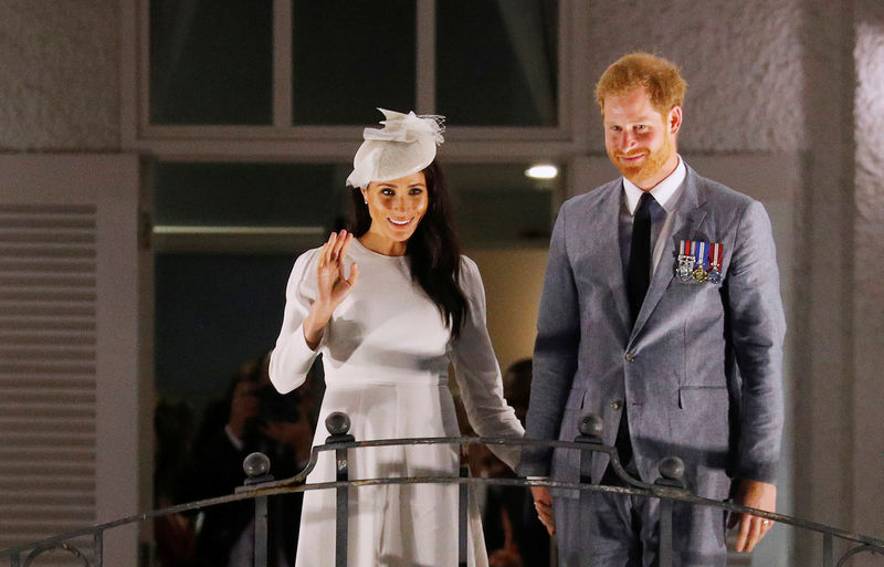 © Reuters. Príncipe Harry e Meghan acenam para o público na sacada do hotel Grand Pacific, em Suva, Fiji