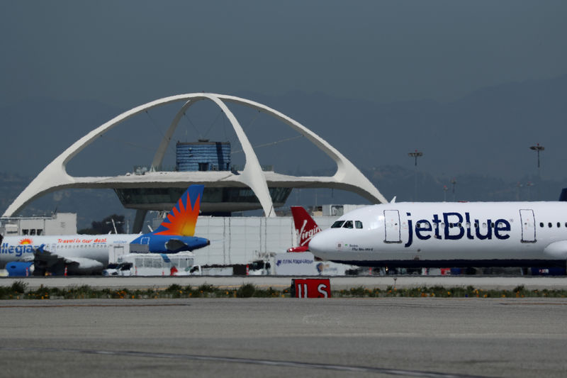 © Reuters. Aeronave da JetBlue no Aeroporto Internacional de Los Angeles, Estados Unidos