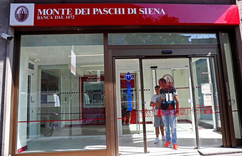 © Reuters. People are seen inside a Monte dei Paschi di Siena bank in Rome