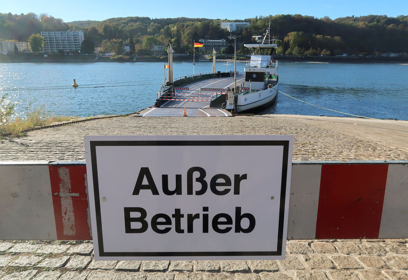 © Reuters. A sign to the Rhine car ferry of Bad Honnef-Rolandseck reads "out of order", in Bad Honnef, south of Bonn