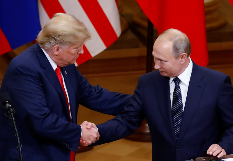 © Reuters. Президент РФ Владимир Путин и президент США Дональд Трамп жмут друг другу руки во время пресс-конференции по итогам саммита в Хельсинки