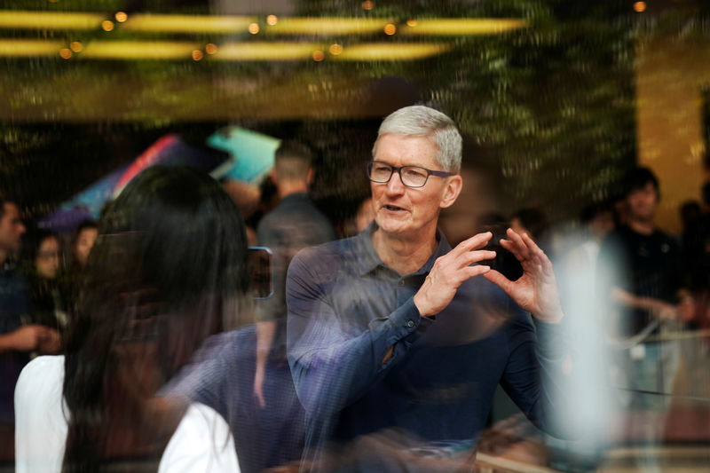 © Reuters. Apple CEO Tim Cook attends an Apple store in Shanghai