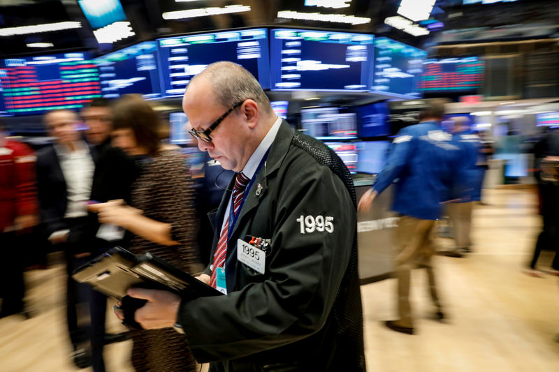 © Reuters. Operadores trabalham no pregão da New York Stock Exchange em Nova York