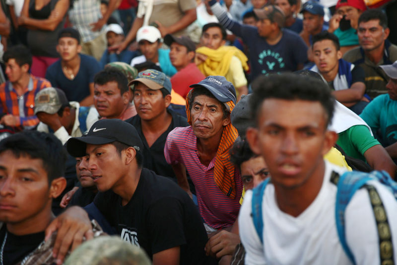 © Reuters. Imigrantes se dirigem da Guatemala ao México