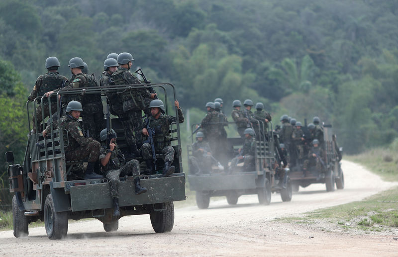 © Reuters. Soldados durante operação em São Gonçalo