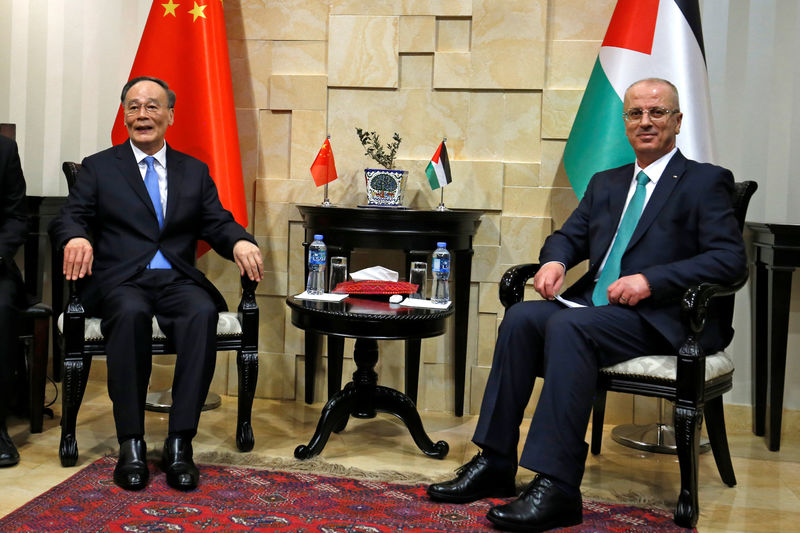 © Reuters. Chinese Vice President Wang Qishan meets with Palestinian Prime Minister Rami Hamdallah in Ramallah in the occupied West Bank