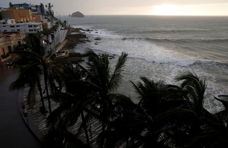 © Reuters. الإعصار ويلا يضرب سواحل المكسيك على المحيط الهادي