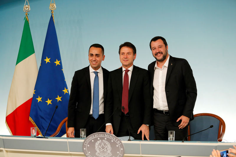 © Reuters. Italy's Minister of Labor and Industry Luigi Di Maio, Prime Minister Giuseppe Conte and Interior Minister Matteo Salvini, pose for photographers at the end of a news conference after a cabinet meeting at Chigi Palace in Rome