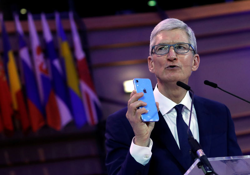 © Reuters. Apple CEO Tim Cook delivers a keynote during the European Union's privacy conference at the EU Parliament in Brussels