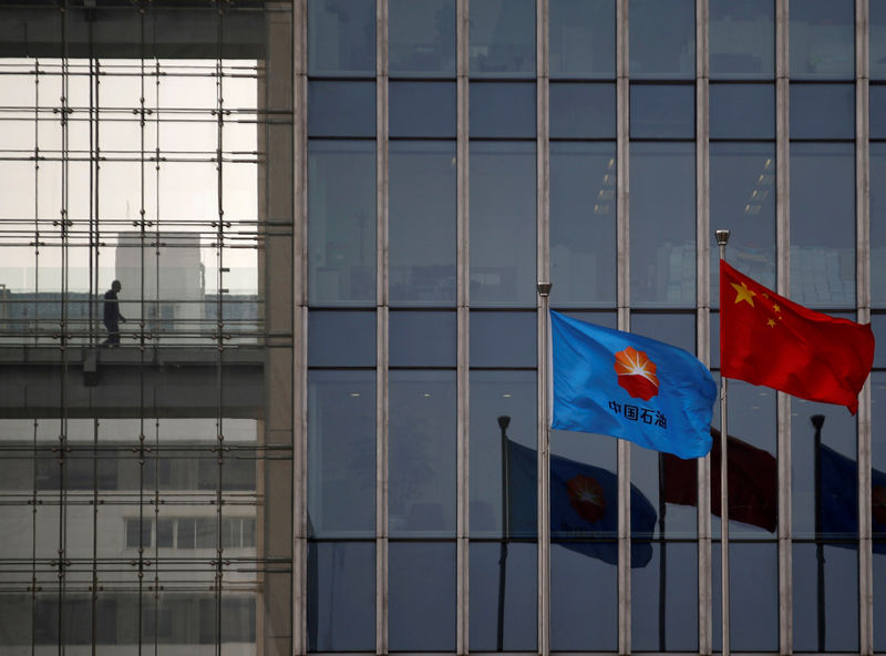 © Reuters. FILE PHOTO: CNPC flag flutters next to a Chinese national flag at its headquarters in Beijing