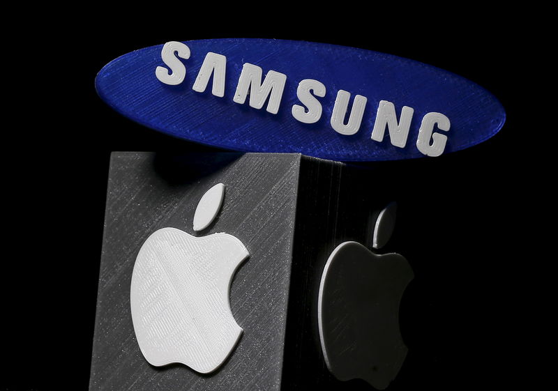 © Reuters. Impressões 3D dos logos da Apple e Samsung em foto ilustrativa
