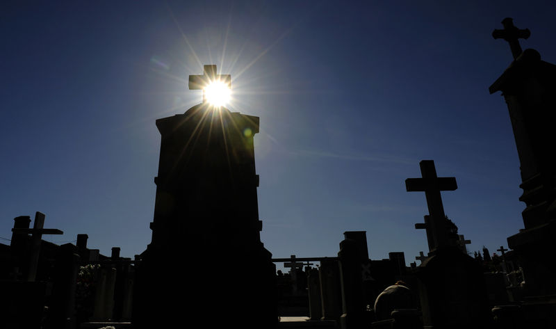 © Reuters. Mapfre y Santa Lucía acuerdan integrar sus servicios funerarios