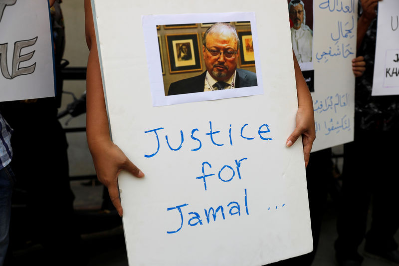© Reuters. Индонезийский журналист держит плакат во время акции протеста у посольства Саудовской Аравии в Джакарте в связи с убийством саудовского журналиста Джамала Хашогги