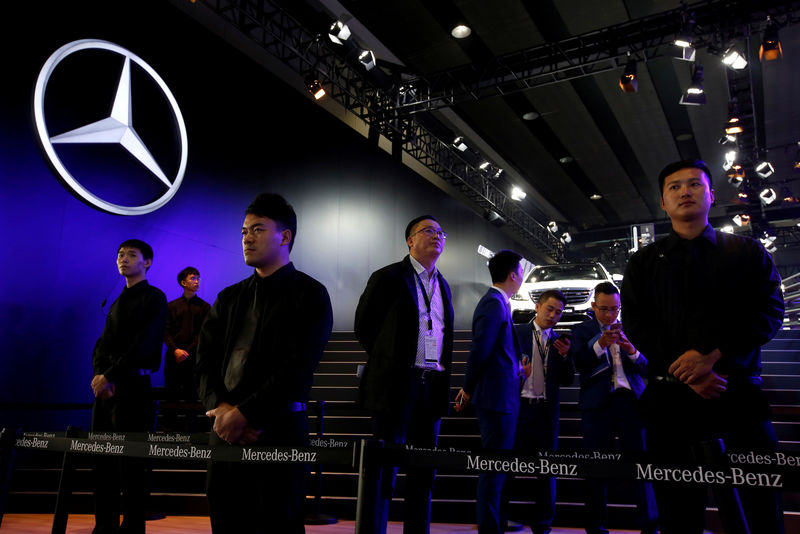 © Reuters. Seguranças em frente a estande da Mercedes Benz na feira de automóveis de Guangzhou, na China