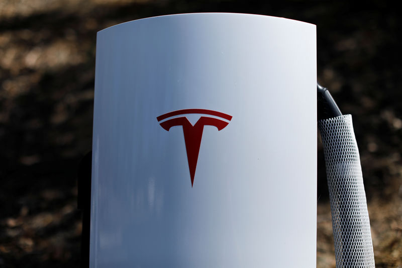 © Reuters. A newly installed car charger at a Tesla Super Charging station is shown in Carlsbad, California