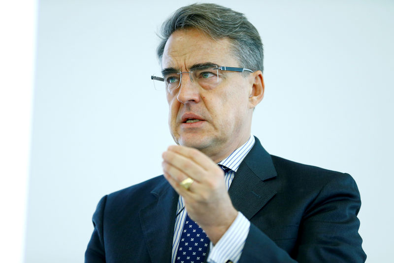 © Reuters. FILE PHOTO: International Air Transport Association (IATA) Director General and CEO Alexandre de Juniac speaks in Geneva