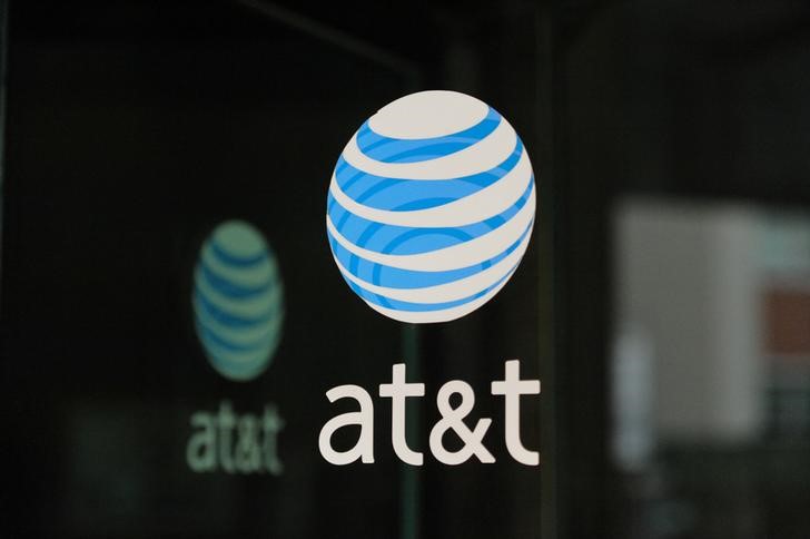 © Reuters. Logo da AT&T em prédio de Nova York, Estados Unidos