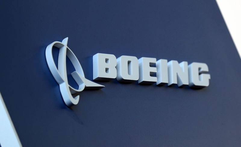 © Reuters. Logotipo da Boeing é exibido durante conferência em São Paulo