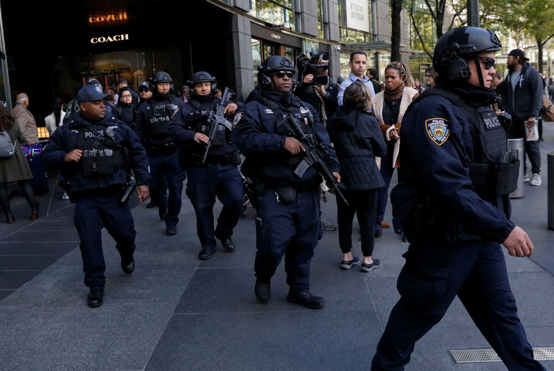 © Reuters. Policiais investigam pacote suspeito na CNN em Nova York