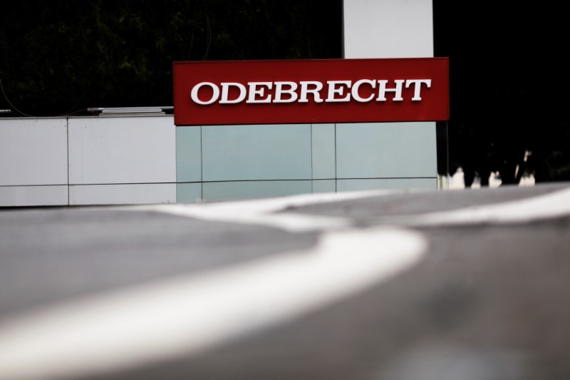 © Reuters. Logo da Odebrecht em frente à sede da empresa em São Paulo