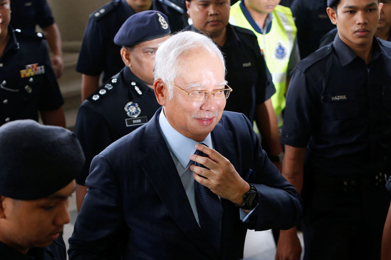 © Reuters. توجيه الاتهام لرئيس وزراء ماليزيا السابق نجيب ووزير ماليته بخيانة الأمانة