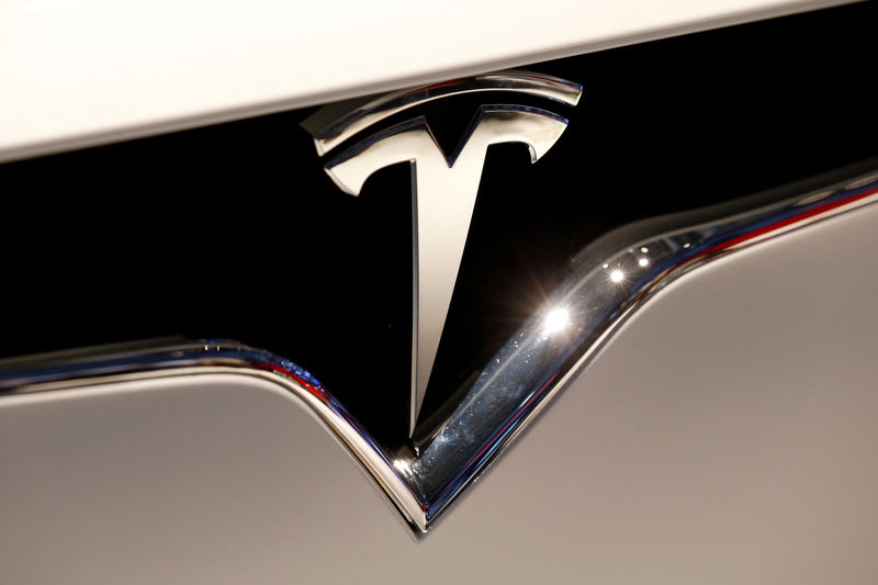 © Reuters. Foto de archivo del logo de Tesla en un auto en una exposición en París