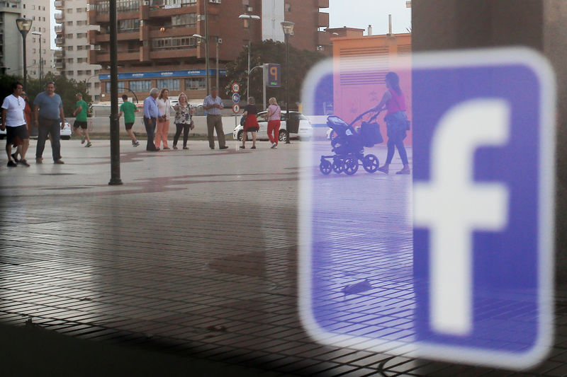 © Reuters. Imagen de archivo. El logotipo de Facebook se ve en un escaparate en Málaga, España