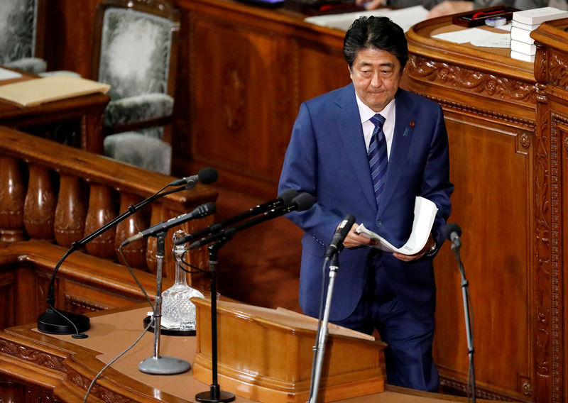 © Reuters. Japan's Prime Minister Shinzo Abe walks as he delivers his policy speech at the lower house of parliament in Tokyo