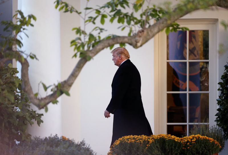 © Reuters. El presidente de EEUU Donald Trump sale de la Casa Blanca en Washington